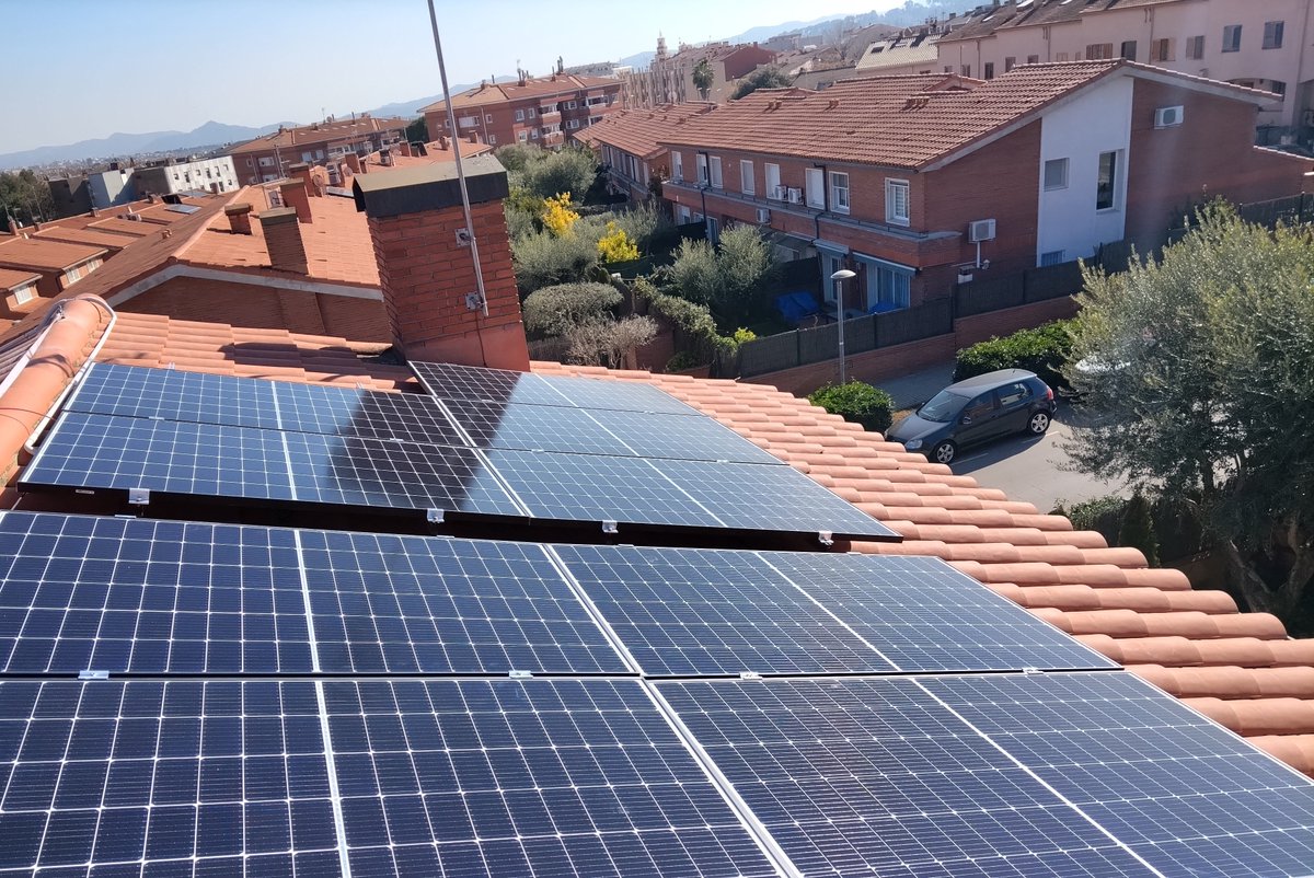 ConfortSolar's tweet photo. ☀️ Noves instal·lacions #fotovoltaiques cada setmana ☀️

📍Aquesta vegada a #SantQuirzedelVallès 

🔅Amb panells #PERC i cel·la partida:

Tecnologia que proporciona major eficiència, menor deteriorament de les cel·les i un més bon comportament davant possibles ombres✅ https://t.co/u5xsa3PzLr