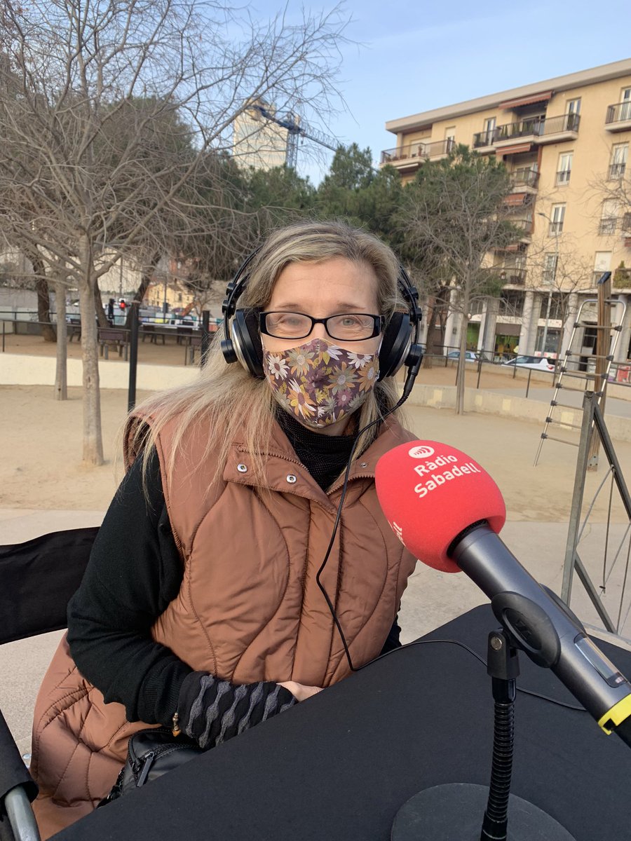 RadioSabadell's tweet photo. A les 9 a #ElCafèdelaRàdio comencem la programació especial des de la plaça de la Creu Alta parlant de la ràdio amb Montse Bonet (@Gratiaetamore) i dels 20 anys de @RadioSabadell amb Clara Borrell (@THEBORRELLSONE) 

📻 94.6 FM
▶️ https://t.co/BllKQImhhm https://t.co/FuyVSxfD7B