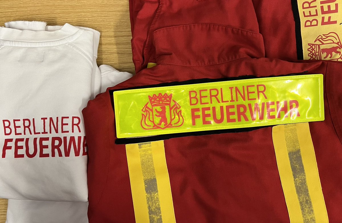BRef2021's tweet photo. 05:00 Uhr Raus aus dem Bett 
06:00 Uhr Ankunft auf der Wache
07:00 Uhr Dienstantritt
07:45 Uhr Alarm #1 - P. Mit Bewusstseinseintrübung

In Berlin wird heute u.a. vom RTW getwittert. #Zugführerpraktikum #RTW #AllesMalMitnehmen #ErfahrungenSammeln #BRef2021 #TwitterGewitter2022 https://t.co/87Xtr82H79