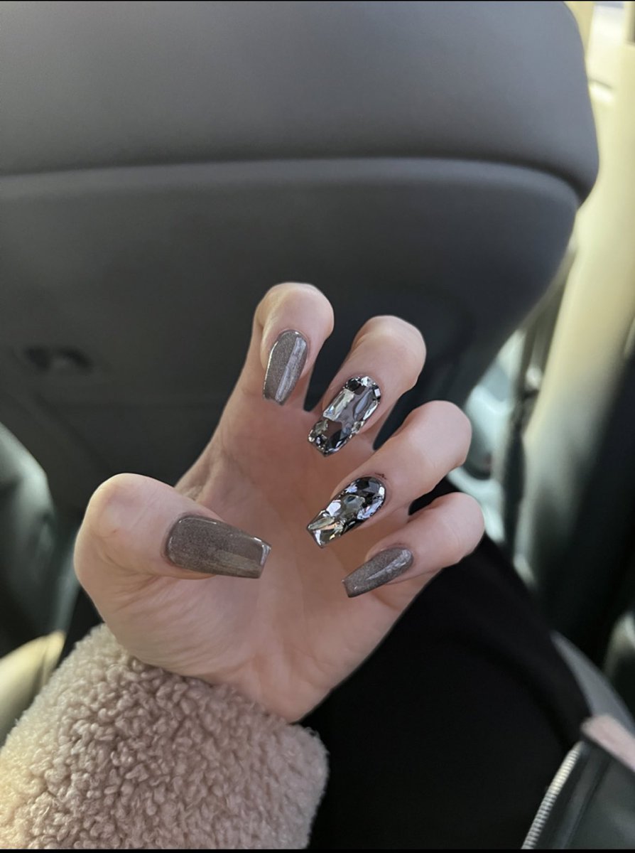 💌 220211 3:54pmKST

🐰 ㅡ  "I got my nails done for the concert *emoticon* how is it?