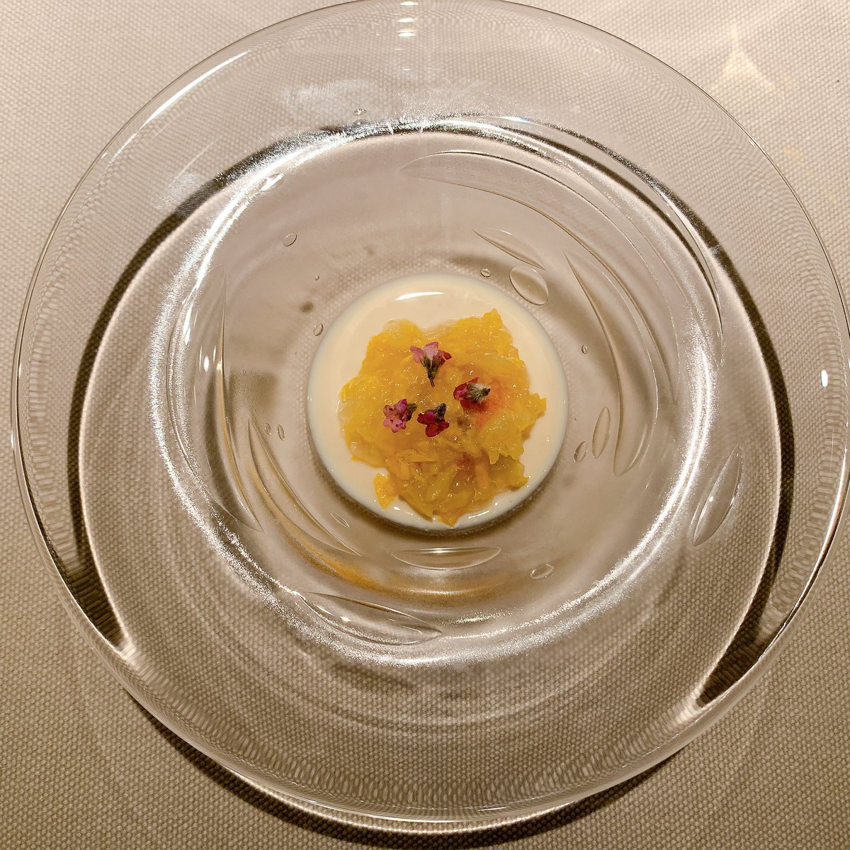 tomochi_0x3's tweet photo. 凄く行ってみたかった『Saucer』
全て料理に感動で、ワインも料理によって選んでくださって美味しかった🍷💕

コンソメスープ凄く好みの味でした💕💕

また5月以降に予約しよう☺️ https://t.co/bMwP9EGU4E