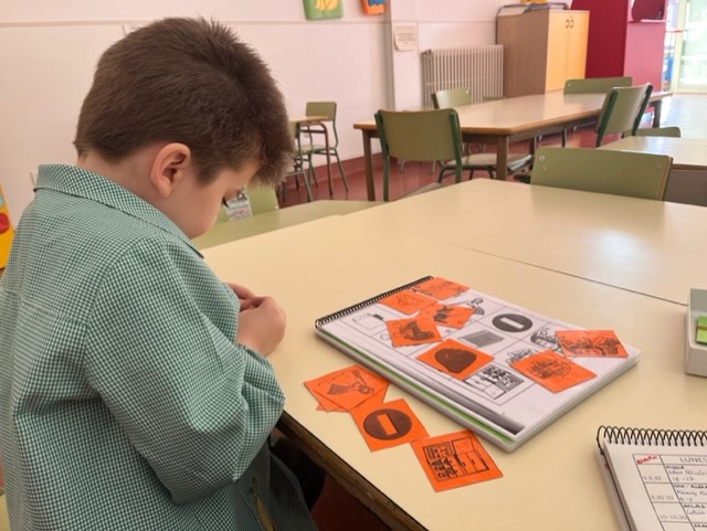 Hoy os dejamos actividades que realizan nuestros alumnos dentro del PIE Aprender Leyendo.

#leyendo #PieAprenderLeyendo #AL #escuela #fuenmayor