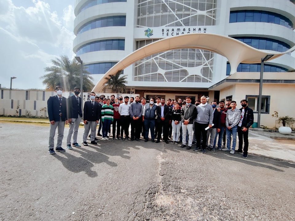 poornimacollege's tweet photo. Poornima College of Engineering students visited India's most giant and advanced #startup hub- BHAMASHAH TECHNOHUB Jaipur, Rajasthan. Students learned various terms like Startup, #Softloans, #Equity and multiple stages of Incubation. https://t.co/7XNdJ1gY1U