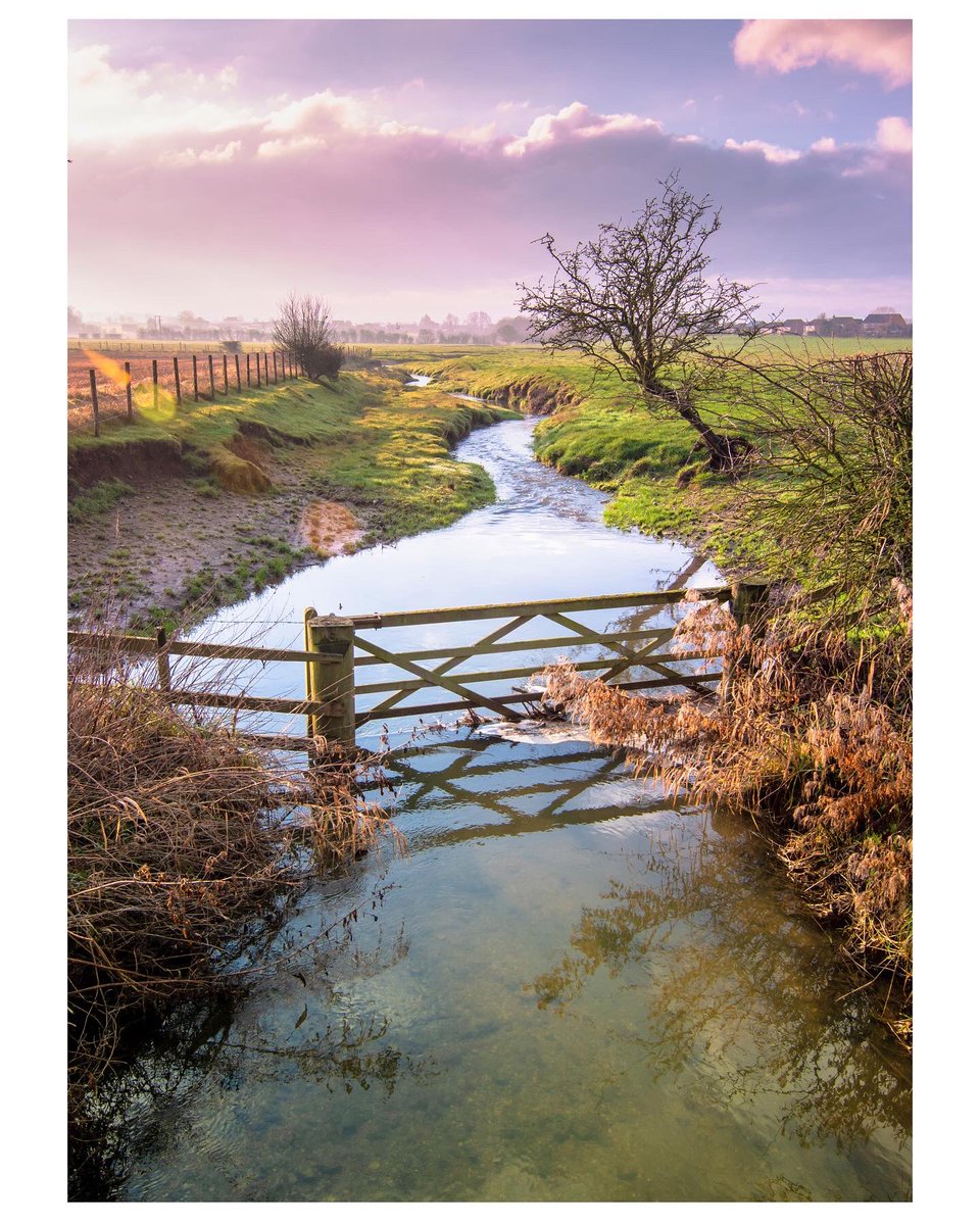 ~ IDYLLIC ~

The #RiverWaring bathed in beautiful light. Captured during a morning stroll from Horncastle to #Tetford, #Lincolnshire.

River Waring • #Horncastle • 2022

#lincolnshirewolds #travelphotography #lincolnshirewalks #englandwalks #exploreengland