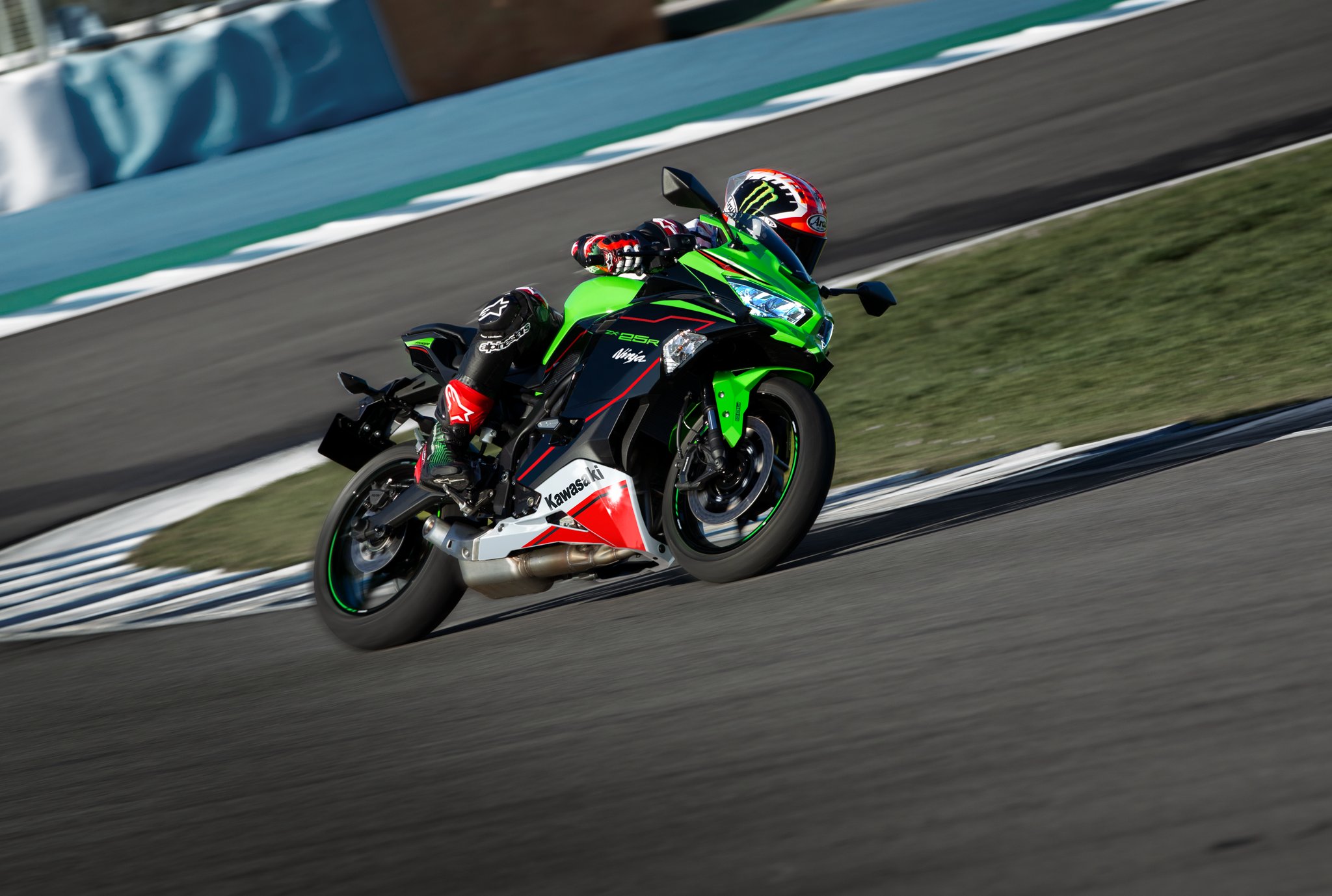 カワサキ「Ninja ZX-25R SE」のクールな新色、メタリックマット