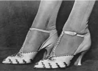 jfneville1's tweet photo. Many thanks to @PrincessHamira for her richly illustrated talk on Dressing Devon in the 1920s to #Devoninthe1920s researchers last night. Awesome gowns and shoes as well as more mundane pyjamas and pants. Look forward to seeing some for real in collections @RAMMuseun @NTKillerton https://t.co/NEXzGVW2VM