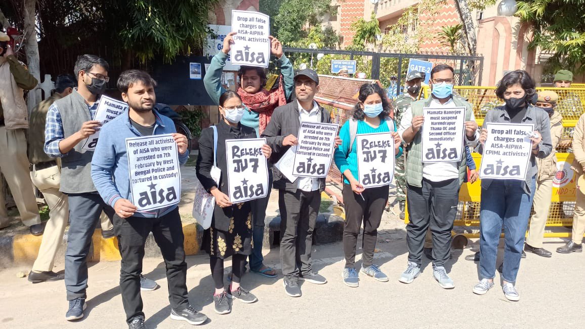 SamantaDolan's tweet photo. Delegation by AISA to Banga Bhawan demanding:

The release all activists of AISA who were arrested on 7th February by West Bengal Police and tortured in custody!

Drop all false charges on AISA-AIPWA-CPIML activists! 

@MamataOfficial Suspend Narendrapur Thana OC!
#releasetheju7 https://t.co/4OzmuTKp9V