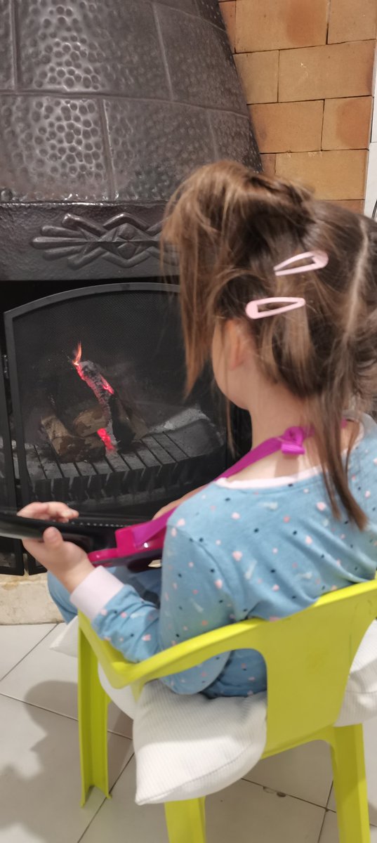 adriana_czm_'s tweet photo. Mi-a cântat fii-mea aseară o romanță la gura sobei #dedor #dechin #dejale #glumescevident da' am decis să vă spun azi să nu pun oala sub presiune într-o lumină mai proastă decât am pus-o...
#iubirecâtîncape https://t.co/nl3HAarAnE