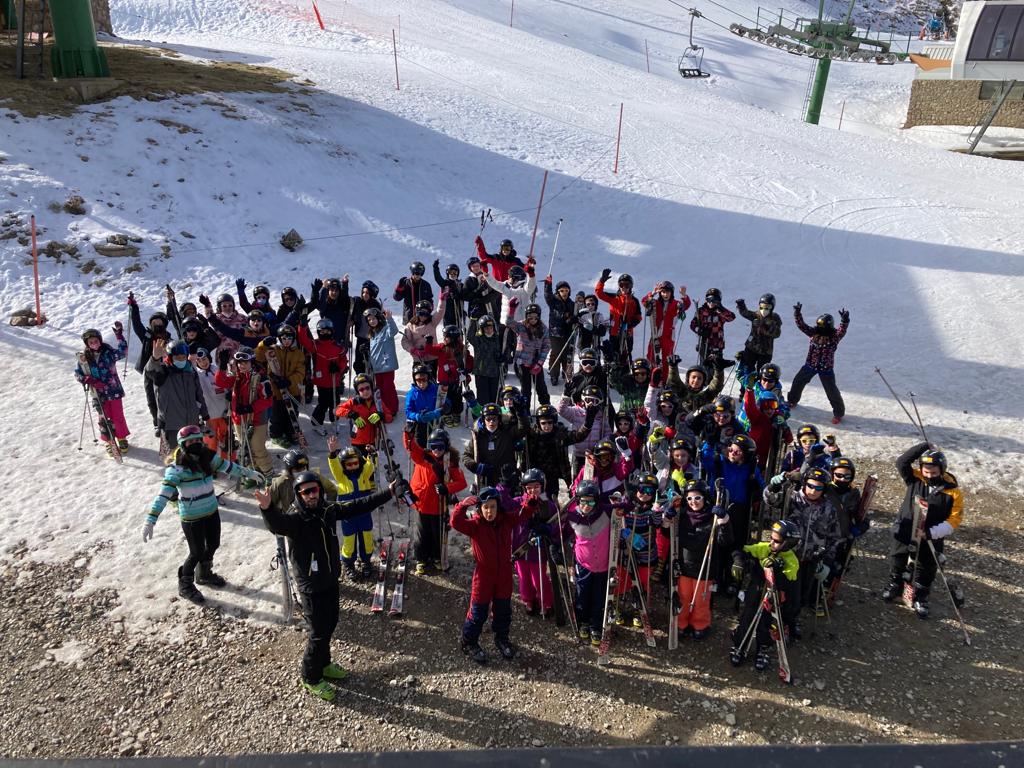 Ayer disfrutamos de un espectacular día en <a href="/valdezcaray/">VALDEZCARAY</a> con los alumnos de 5º y 6º.
<a href="/e_fuchu/">EFuchu</a> 

#PieLaRiojaEsNuestraTierra #deporte #Valdezcaray #nieve