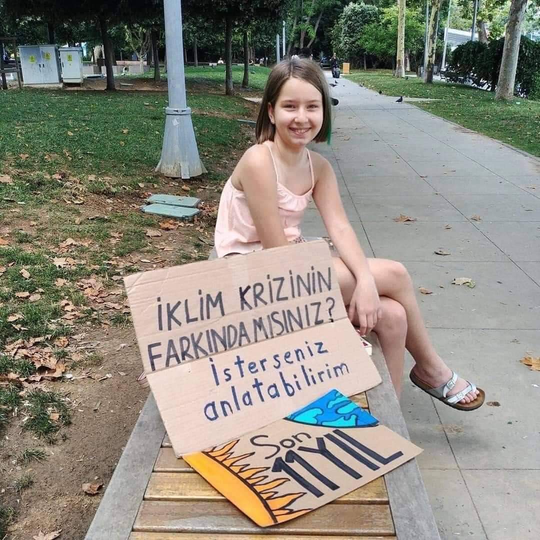 Bu kızımızın adı Deniz Çevikuş. 11 yaşındaymış. İklim krizi için tek başına eylem yapıyormuş. Deniz, boş vakitlerini İstanbul’un birçok farklı noktasında tuttuğu nöbetlerde insanlara krizin boyutunu anlatarak geçiriyormuş, helal olsun.
Biz de paylaşarak Deniz'in sesine ses olalım