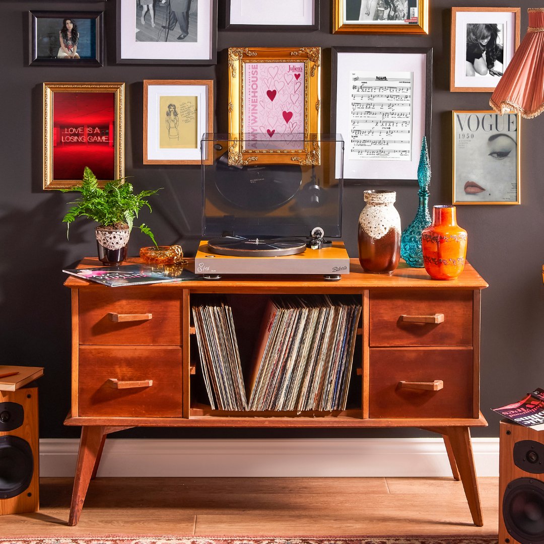 Our #RobertsXAmy turntable is the perfect companion for your much-loved #AmyWinehouse records - our Friday night is sorted! 
Each of the 50 limited edition turntables is engraved with its number in the collection, making each one totally unique 💕