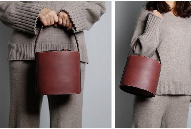Fancy_Squaad's tweet photo. Did someone say Chic 😍😍
Because this burgundy bucket bag  is screaming 🔥

Closure: drawstrings and also has a pouch inside 

PRICE : 800

Call or WhatsApp 📞 0703249526 https://t.co/kHCzARFvNJ
