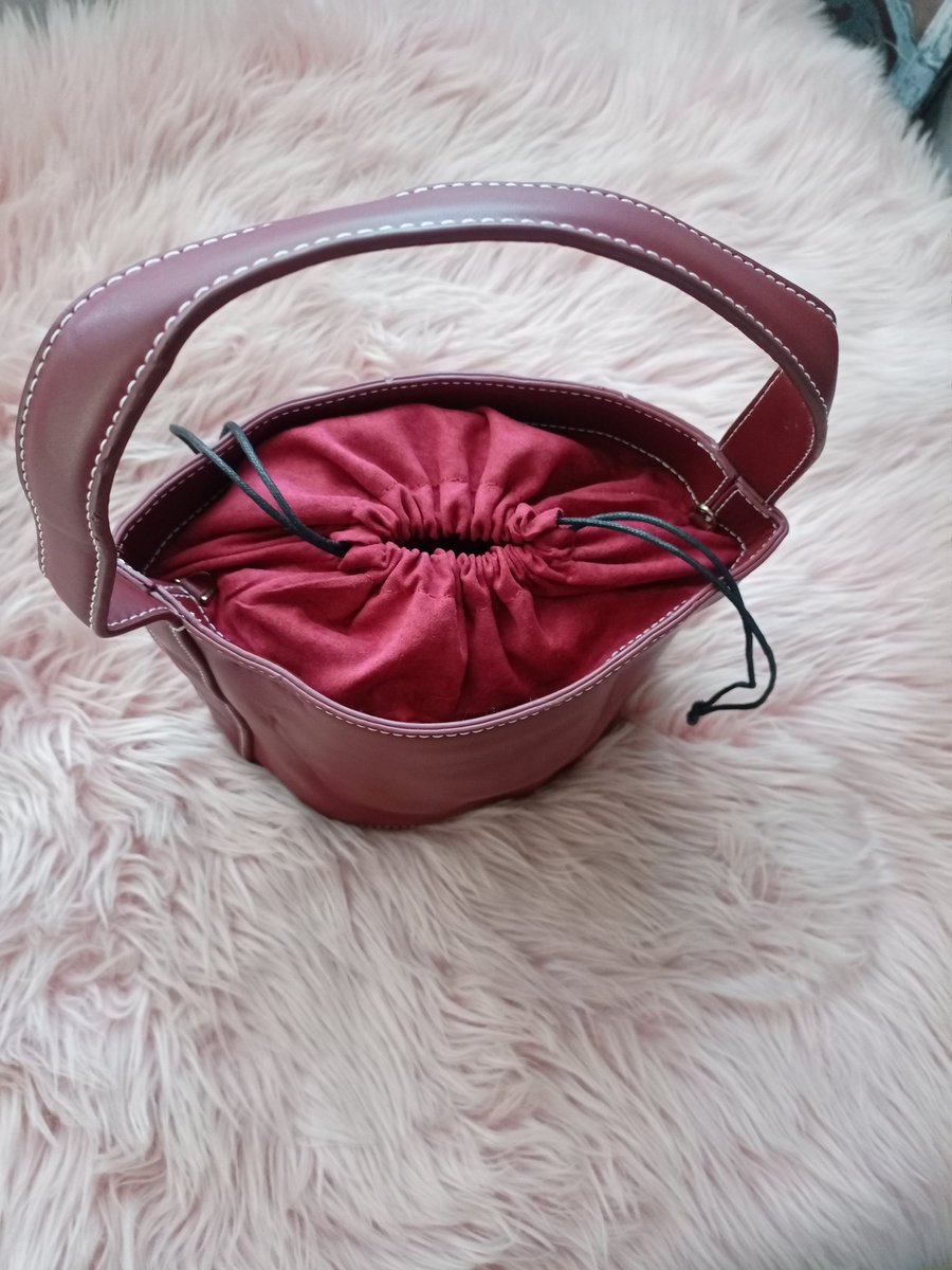 Fancy_Squaad's tweet photo. Did someone say Chic 😍😍
Because this burgundy bucket bag  is screaming 🔥

Closure: drawstrings and also has a pouch inside 

PRICE : 800

Call or WhatsApp 📞 0703249526 https://t.co/kHCzARFvNJ