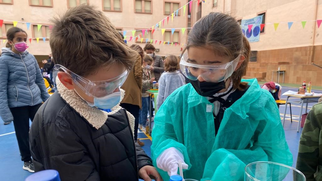 equitatorg's tweet photo. 🔬 “Tenim temps fins als 10 anys per canviar estereotips sobre les vocacions. Després, ja és massa tard”.

🗓 Avui, Dia Internacional de les Dones i les Nenes en la Ciència, posem en valor les iniciatives d'escoles i universitats per reduir la bretxa.

🔗 https://t.co/ynNZmZcPCR https://t.co/xHsrd98Jo2