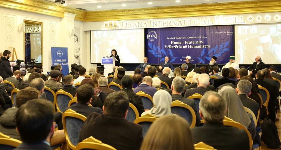 CenterCve's tweet photo. Drejtor @CenterCve, @Lejdi_Dervishi përgëzoi konferencën ndërkombëtare dhe ndërfetare “Vëllazëria në Humanizëm”, org. nga @KNFSH2007, me pjesëmarrjen e liderave të komuniteteve fetare 🇦🇱🤝🇪🇺, @USEmbassyTirana ,Nunci Apostolik Z. Luigi Bonazzi dhe Presidenti #ENIB Dr.@de_salvia. https://t.co/PbJ45l5VcX