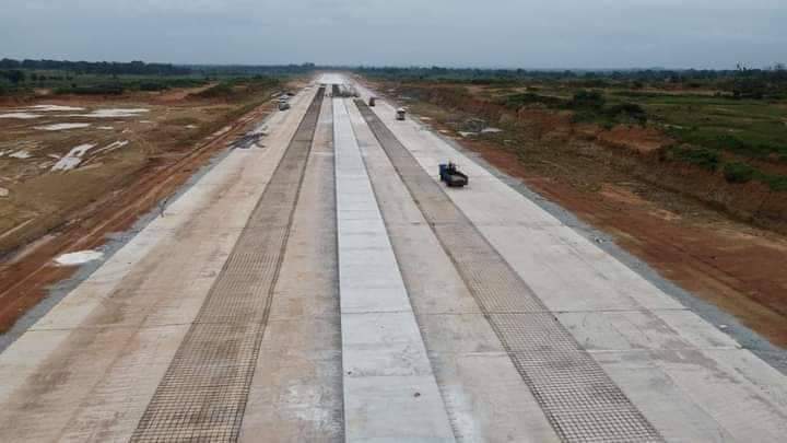ThatVyktur's tweet image. Progress on the construction of the most beautiful and largest airport in the South East by Dave Umahi of Ebonyi State. He's an APC member for a reason.

Retweet aggressively let's pepper these blody Pdpians. 

APC &amp;amp; projects na 5&amp;amp;6