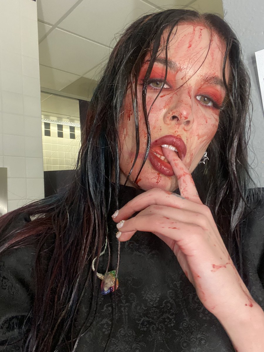 halsey's tweet photo. I’m icing my foot pls do not be worried it was all taped up and supported under my boot 😊 thanks for a wicked first night back @SBMusicFest We’ll dust off the rust and we’re gonna be fuckin rockin like I never left ⚡️ https://t.co/iCX1PdyWd5