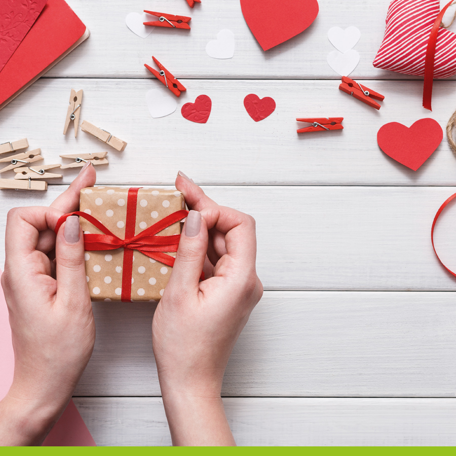 Aanstaande maandag is het Valentijnsdag ♥ Dé dag om je partner of geliefde te verrassen 🥰 Wat dacht je van een gezonde verrassing zoals een theepakketje of een notenmix, een stappenteller of een waterfles met fruitfilter.
 .
 .
#valentijnsdag #liefde #dagvandeliefde #verrassing