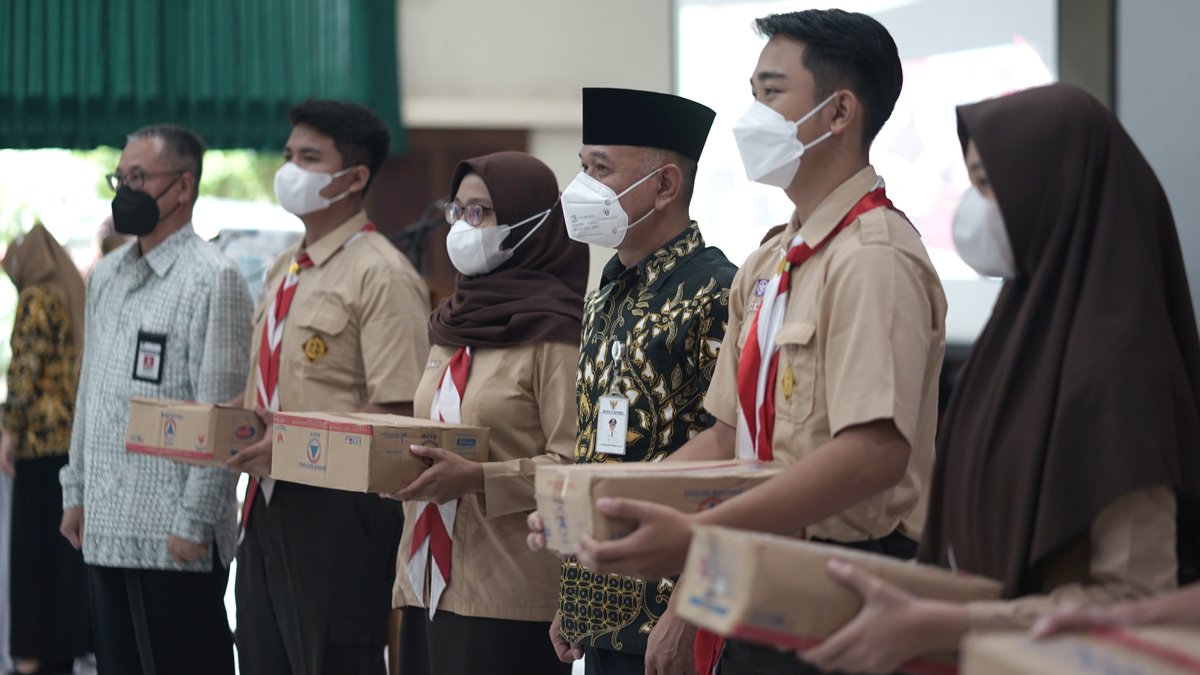 InfoSmansara's tweet photo. Bupati Jepara Dian Kristiandi memberikan apresiasi kepada SMAN 1 Jepara atas prestasinya menjadi 1 dari 10 sekolah terpilih dalam serangkaian kegiatan intensif bertema GEDSI, dalam kegiatan Safari Kebangsaan Bersama Bupati Jepara, Jumat (11-2-2022) di aula sekolah setempat. https://t.co/4YWPRo7D4a