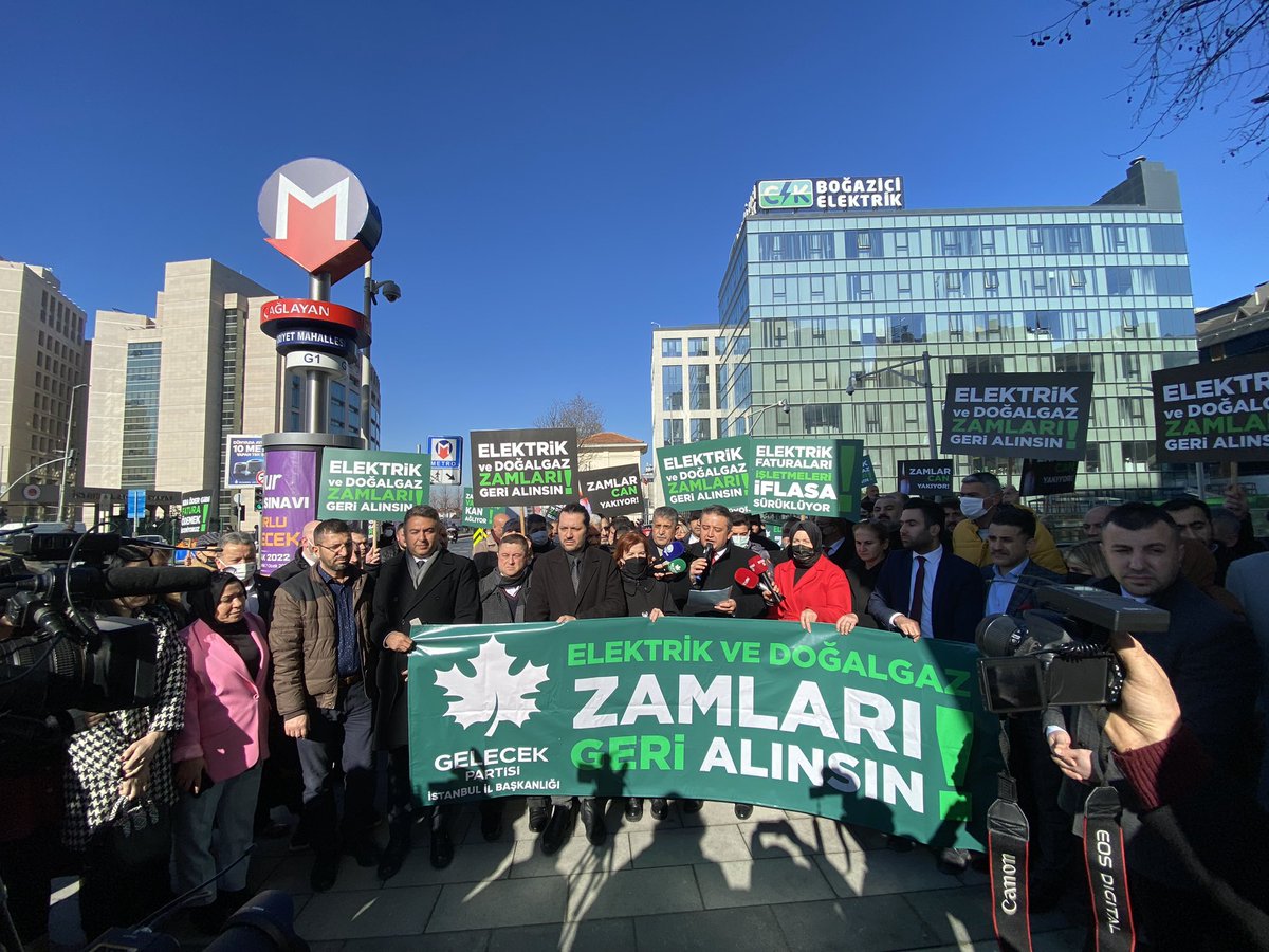 Vatandaşımızın belini büken zamlara tepki olarak Boğaziçi Elektrik önünde basın açıklaması yaptık. 

Zamlar geri alınsın!
#SoygununFaturası