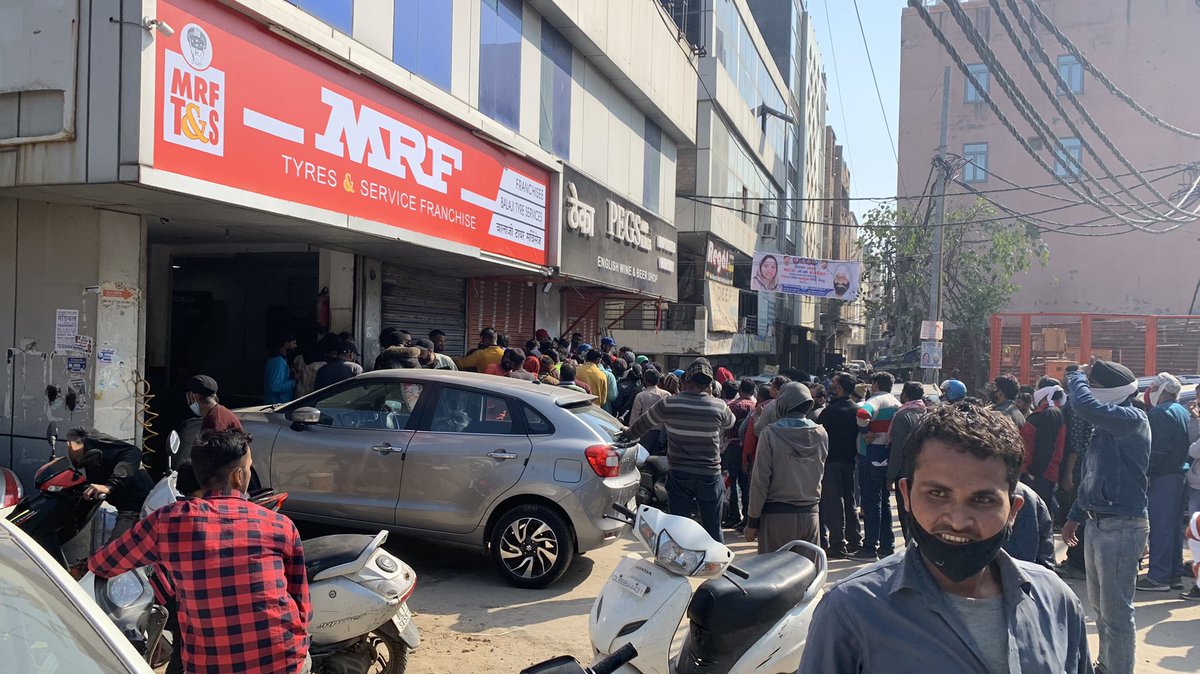 sahilchawla25's tweet photo. Sad to see the condition of Delhi today… no control of police, huge traffic jams, No fear of corona, no mask, alcohol over health. @DelhiPolice @ArvindKejriwal #Coronapositive #nomask #DelhiCovid https://t.co/tbWAGDK6VE