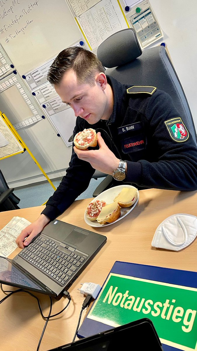Feuerwehr_BOT's tweet photo. Rein theoretisch haben wir heute Unterstützung von den @bref2021. Rein praktisch isst er. Käse, Marmelade und Mett. Was sollen wir davon halten? #112live #Bottrop112 #EinsatzfuerBottrop #Twittergewitter https://t.co/JfIvib3nZB