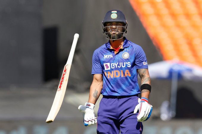 livenewsport's tweet photo. Alzarri Joseph gets both Rohit Sharma and Virat Kohli in the same over #FinalODI
.
#INDvWI #WIvIND #INDvWI #WIvIND #TeamIndia #India #IPL2022
Read More : https://t.co/AiooduYRak https://t.co/YcPuOO4otV