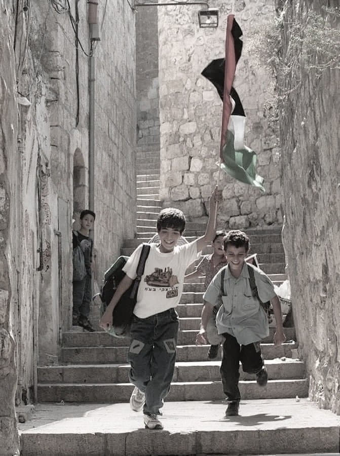 atoui_mhamad's tweet photo. " اليوم طهران وغدا فلسطين " 
الجملة التي صدح بها الامام الخميني والتي عمت ارجاء المعمورة في يوم انتصار الثورة الاسلامية. https://t.co/Erg8bdtsJF