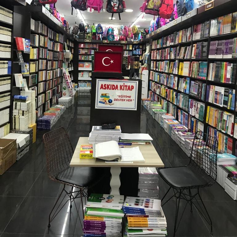 tbkitabevleri's tweet photo. "Kendime ait bir evim olduğunda, evimde mükemmel bir kütüphane yoksa perişan olurum. "
-Jane Austen
.
.
Kitaba doyacağınız bir mekan... Geniş ürün yelpazesiyle Üsküdar Desen Kitap Kırtasiye... 

Fotoğraflar için @kitabin_yazgisi teşekkürler...
#TürkiyeninBağımsızKitabevleri https://t.co/OSxOrDKm0U