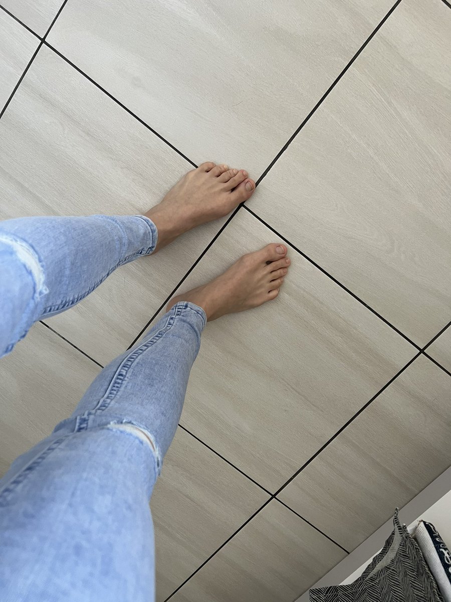 FitnessBabeLolo's tweet photo. foot fetish fans😍💣 https://t.co/NzUWgxJ5Gb #onlyfansmale #OFvideos #fans https://t.co/zxLRaQXons