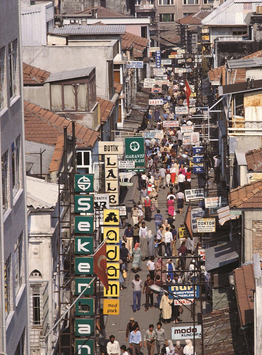 adaninmarkalari's tweet photo. Adapazarı Uzun Çarşı'ya ait 1990 tarihli bir fotoğraf.

📸 Hüsnü Gürsel https://t.co/LqyTG1Kxeg