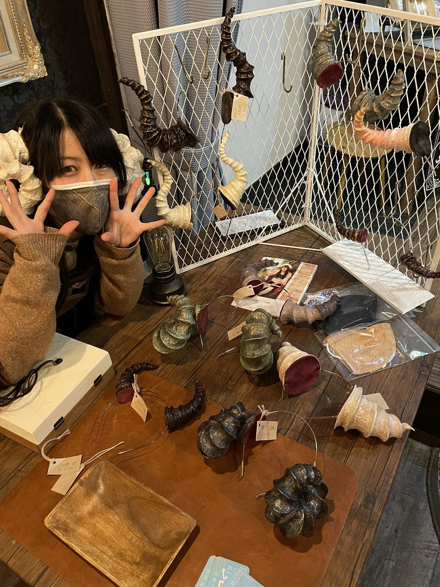 tdmsa9ter's tweet photo. 思ったより雪が大変じゃなかったので里紗さんの #百眠未 を目当てで #幻想マーケット に行ってきました！
美しき角たちと制作の色んな話が聞けて楽しい時間があっという間でした。
角を使った撮影プランが生まれましたら手に入れようと思います😊
他のお店もファンタジックで素敵空間でした♪ https://t.co/w7j3Ecquvf