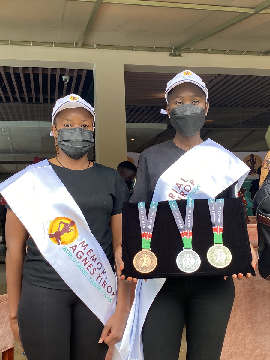 ATCrossCountry's tweet photo. A first hand look at the medals to be presented at the #ATCrossCountryTour 🤩 https://t.co/X44Vs5GXIo