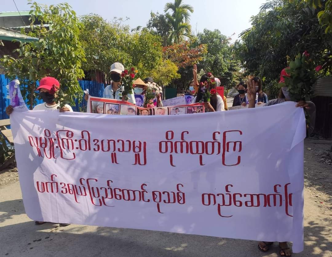 Anti-coup revolutionary strike in Sagaing's Kale as 369th day without a day off and sent prayers for the heroes who fell during the revolution. This is the longest protest in Myanmar. 🪧 #2022Feb11Coup #Telenor_EndWithCriminalJunta #WhatsHappeningInMyanmar