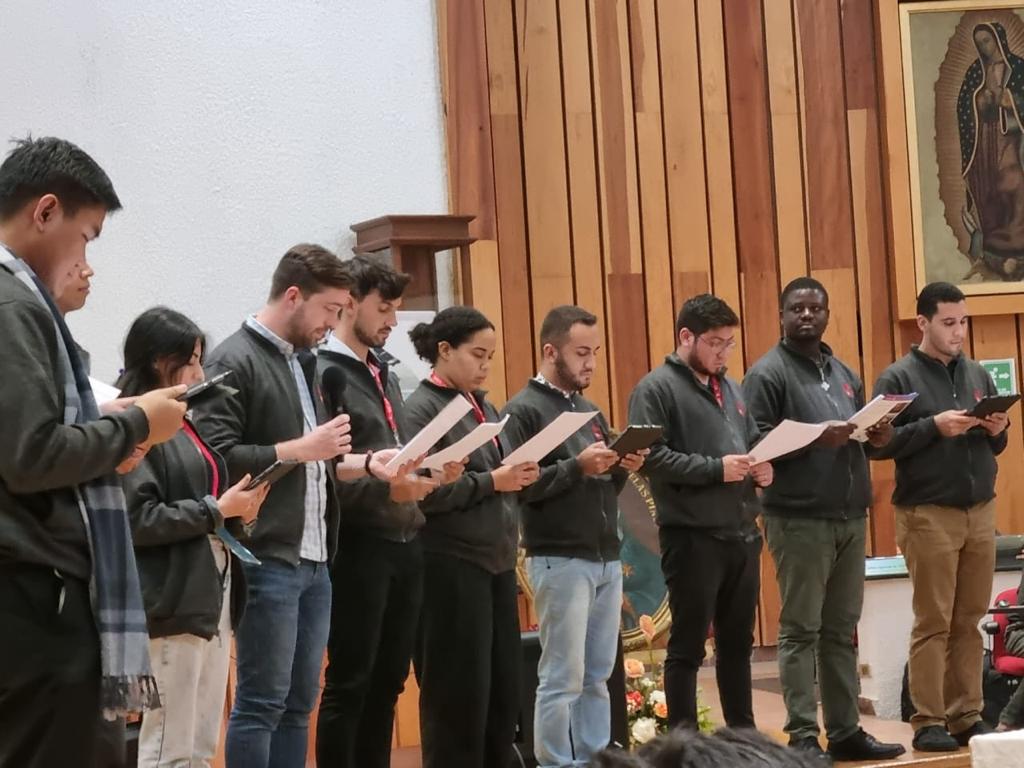 ecoles_l's tweet photo. L'après midi d'hier,  les jeunes piaristes ont présenté à toutes les Écoles Pies une lettre. Dans cette missive, ils ont  souligné que "l'amour de Calasanz pour les enfants et son appréciation de la communauté constituent deux piliers de l'être Piariste".
#48CG
#Epaocom https://t.co/OOkBRwwHX1