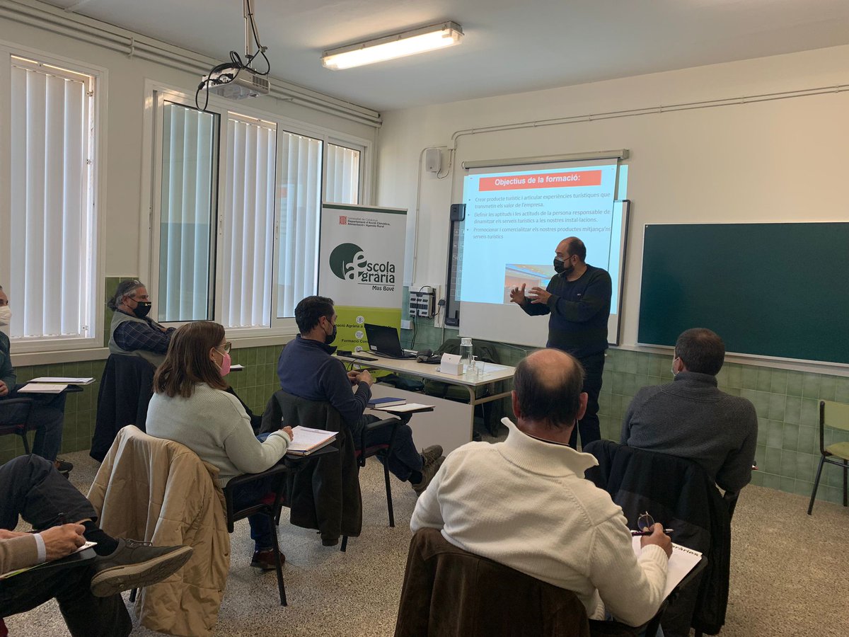 Que gustazo volver a dar clases presenciales! Por muchos recursos que hagamos aprendido para realizar #formación #Online y la comodidad que eso representa, no hay nada como el contacto directo con los alumnos,¿Que pensáis vosotros?
 #empresas #MarketingDigital #marketinglovers