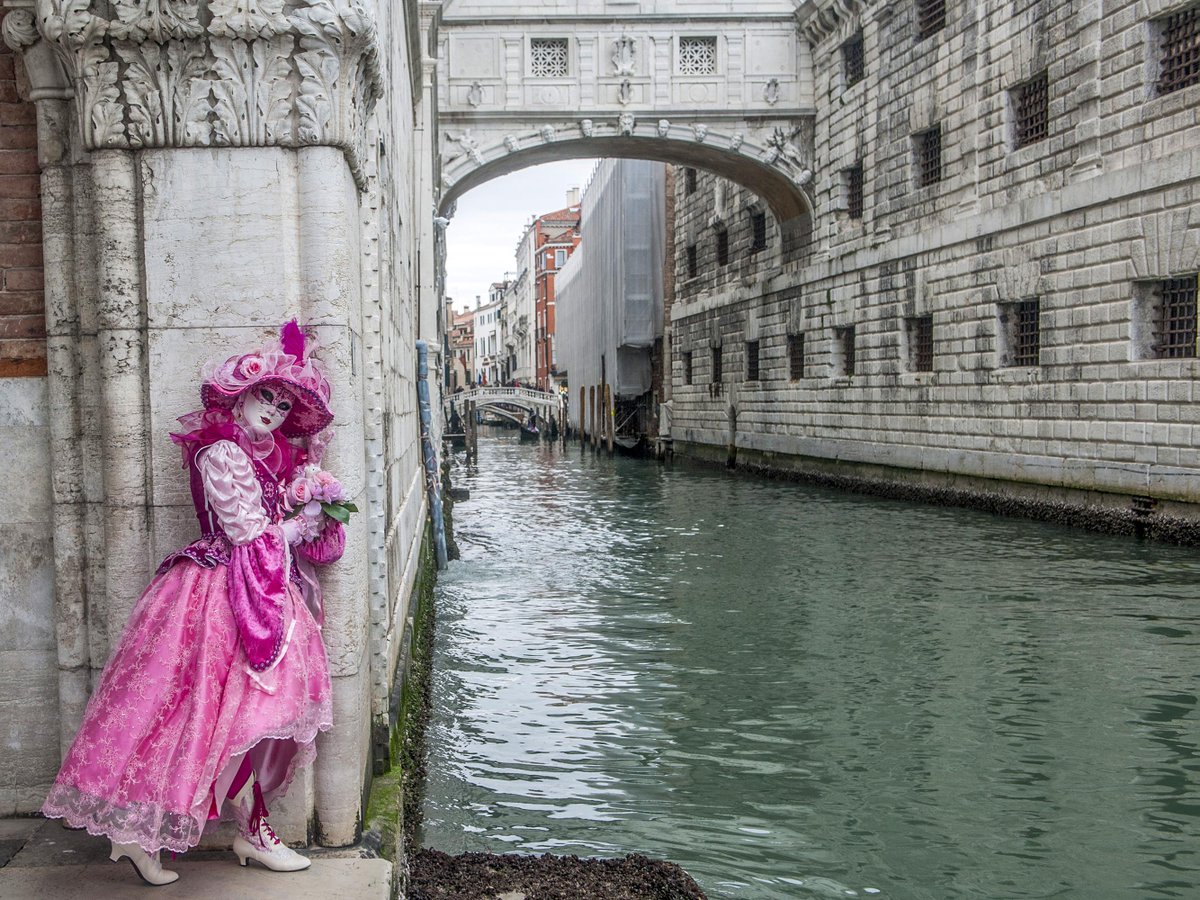 Meno un giorno al Carnevale di Venezia 2022
#carnivalphotography #photography #eventphotographer  #event #photographer #portrait #venicephotography #venice #businessphotography #corporateevents #branding #headshot #interiorphotography #fashionphotography  #venice #ig_venice