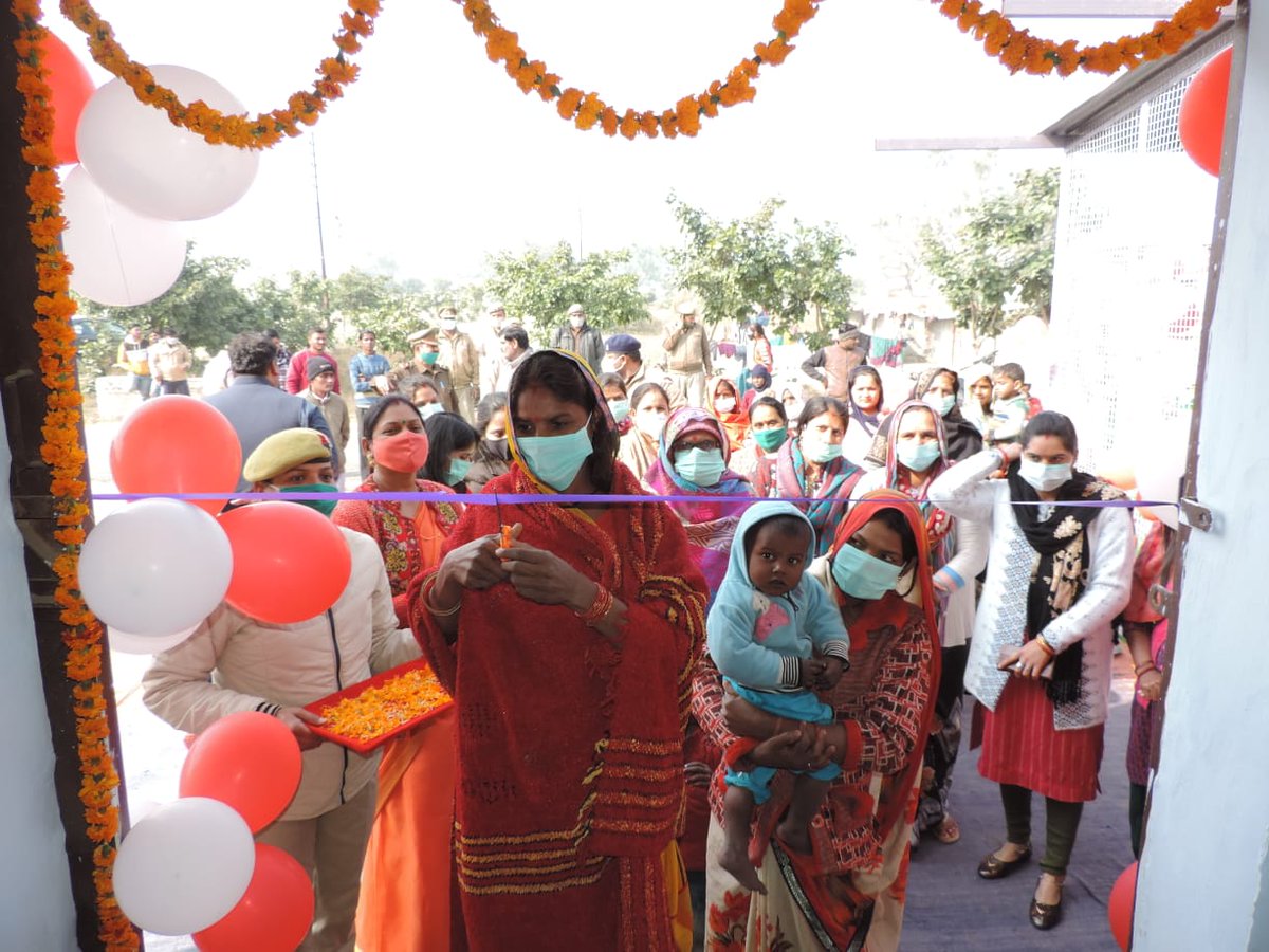 Tanvim_jaiswal's tweet photo. वामसार्थी के बैनर तले पुलिस लाईन में महिलाओं का कम्युनिटी सेंटर खोलने की शुरुवात एक कैंटीन और अन्य यूटिलिटी स्टोर खोल के की गई। उसी का उद्घाटन करतीं पुलिस लाईन की महिलाएं। https://t.co/dlPwmIAR9w