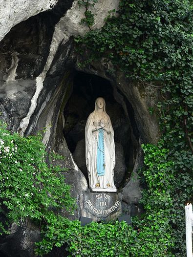 kari72's tweet photo. La advocación católica de Nuestra Señora de Lourdes hace referencia a las 18 apariciones de la Virgen María que Bernadette Soubirous afirmó haber presenciado en la gruta de Massabielle, a orillas del río Gave de Pau, en las afueras de la población de Lourdes, Francia, en 1858. https://t.co/0Drd4AjSM9