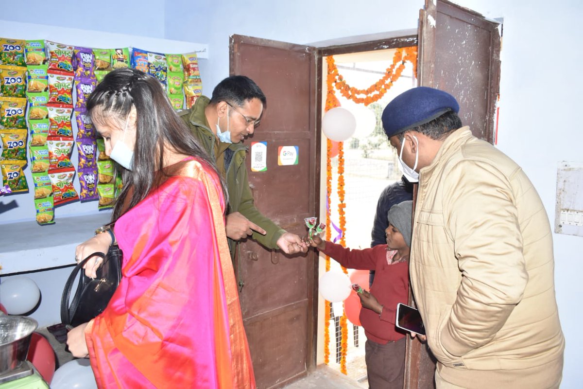 Tanvim_jaiswal's tweet photo. वामसार्थी के बैनर तले पुलिस लाईन में महिलाओं का कम्युनिटी सेंटर खोलने की शुरुवात एक कैंटीन और अन्य यूटिलिटी स्टोर खोल के की गई। उसी का उद्घाटन करतीं पुलिस लाईन की महिलाएं। https://t.co/dlPwmIAR9w