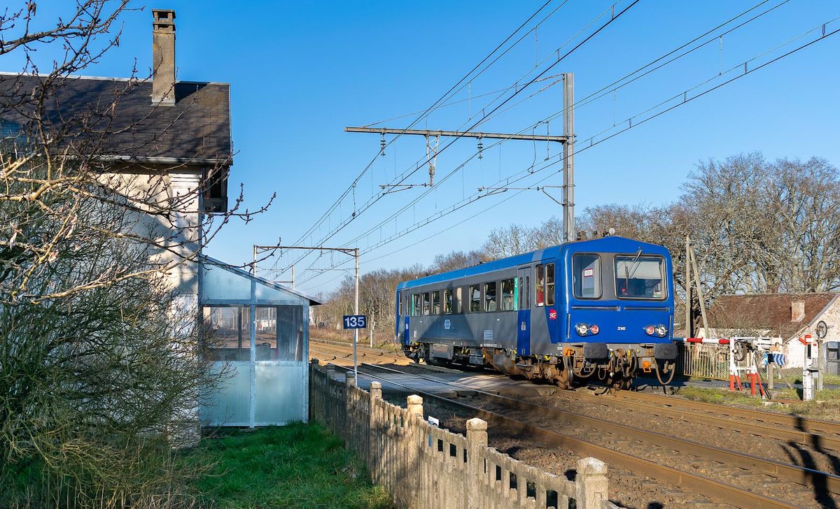 _cftst's tweet photo. ✅ Nouvelle photo de couverture avec l’X2141 au PN 135 ! 

📸Nous remercions @AchilliVic pour cette très belle photo prise au retour du premier train du Père-Noël en provenance de Lamotte-Beuvron ! https://t.co/JVN8zEXk4k