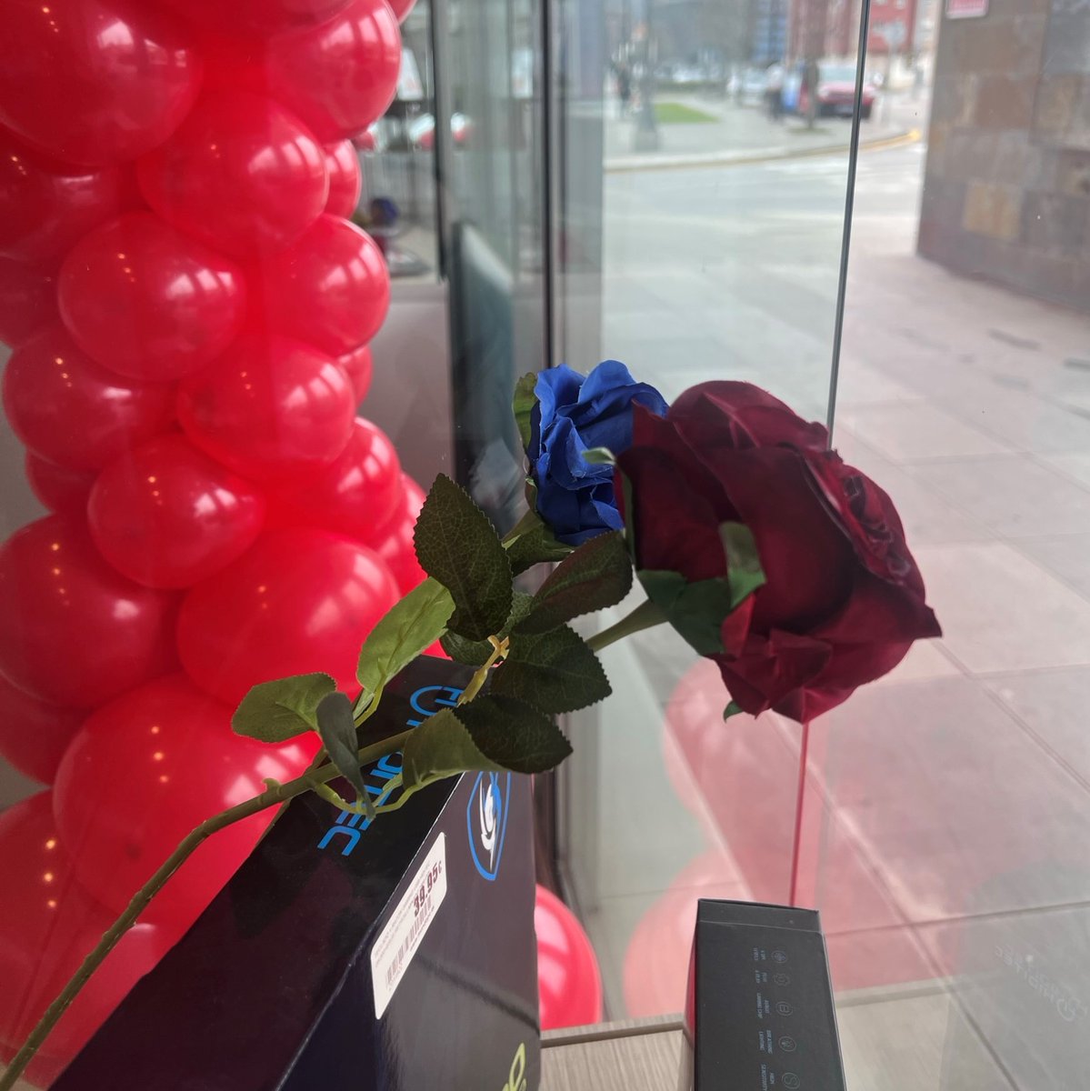 tiendasmundopc's tweet photo. ¡La tienda MundoPC de La Felguera se ha vestido de #SanValentín! Tanto es así que para los regalos por este día, nosotros ponemos el envoltorio especial y una rosa roja o azul de regalo. 🌹 ¡Regala tecnología con amor!
#TiendasMundoPC https://t.co/jHD3kH93TM