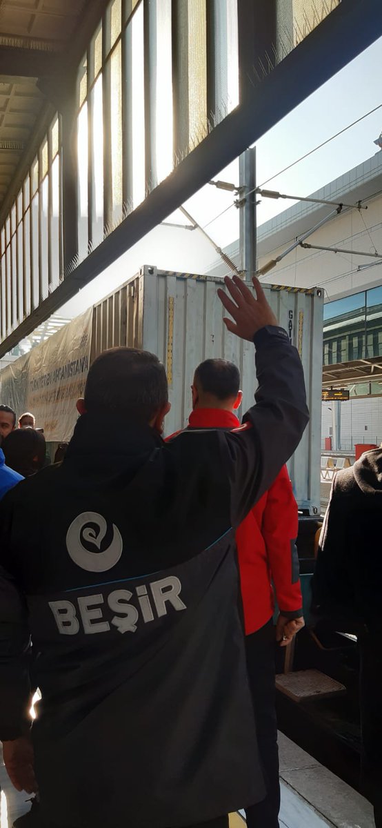 Gıda, barınma ve tıbbi destek alamayan #Afganistan’daki on binlerce mazlum ve mahzun gönül için <a href="/AFADBaskanlik/">AFAD</a> koordinasyonunda insani yardım malzemesi taşıyan “İyilik Treni’nin 2. Seferi” düzenlenen törenle dualar eşliğinde uğurlandı.

#İyiliğinRotasıAfganistan 🚂