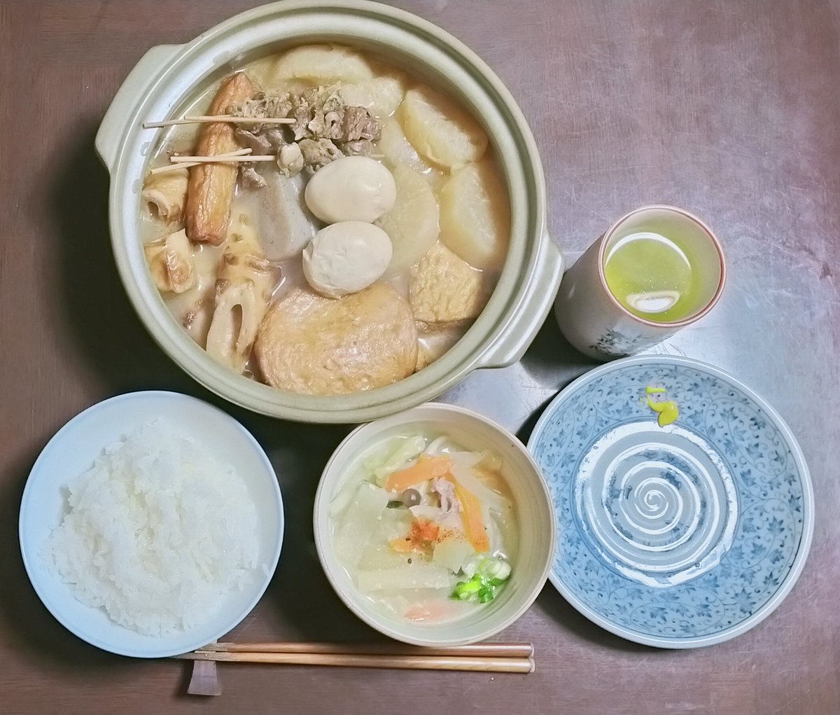 今日の夕食はおでんと豚汁にご飯です！寒い時は鍋かおでんが 外れなくて良いですね。私はおでんを外で食べることがほとんどないので家で好きな具材だけ入れて食べます。やっぱり大根が一番美味しい😋ご馳走