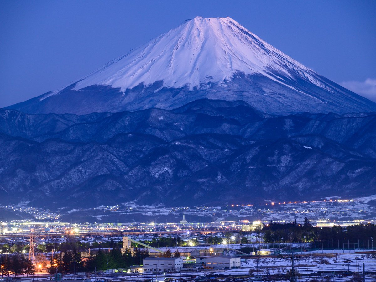 2/11 夕暮れ富士 さっきの続き、夜景灯る頃 畑からの撮影多くすみません😅 韮崎市 自宅前畑から先程撮影