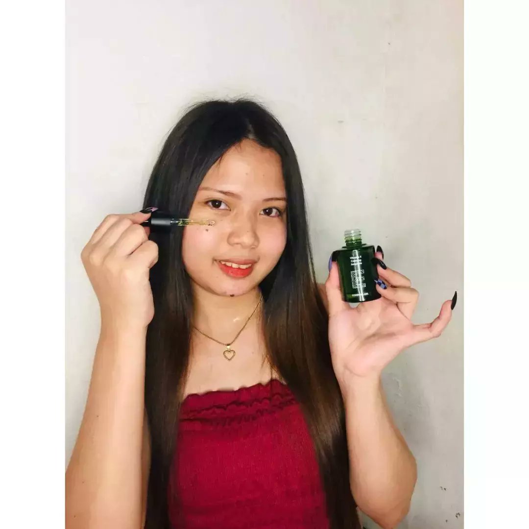 annaarzaga_'s tweet photo. This ampoule has a gel type consistency but it eventually becomes watery when applied to skin. 
- Provide a cool feeling upon application
- Helps to calm/ soothe my skin by reducing redness
- It did not irritate me
#commonlabs #skincareroutine https://t.co/MUMm6HJ47P
