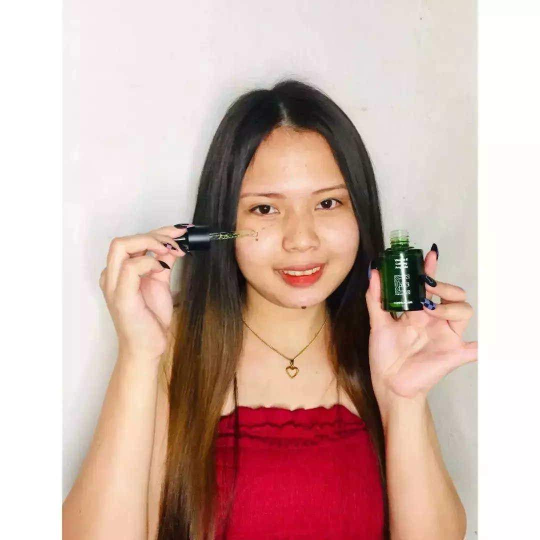 annaarzaga_'s tweet photo. This ampoule has a gel type consistency but it eventually becomes watery when applied to skin. 
- Provide a cool feeling upon application
- Helps to calm/ soothe my skin by reducing redness
- It did not irritate me
#commonlabs #skincareroutine https://t.co/MUMm6HJ47P