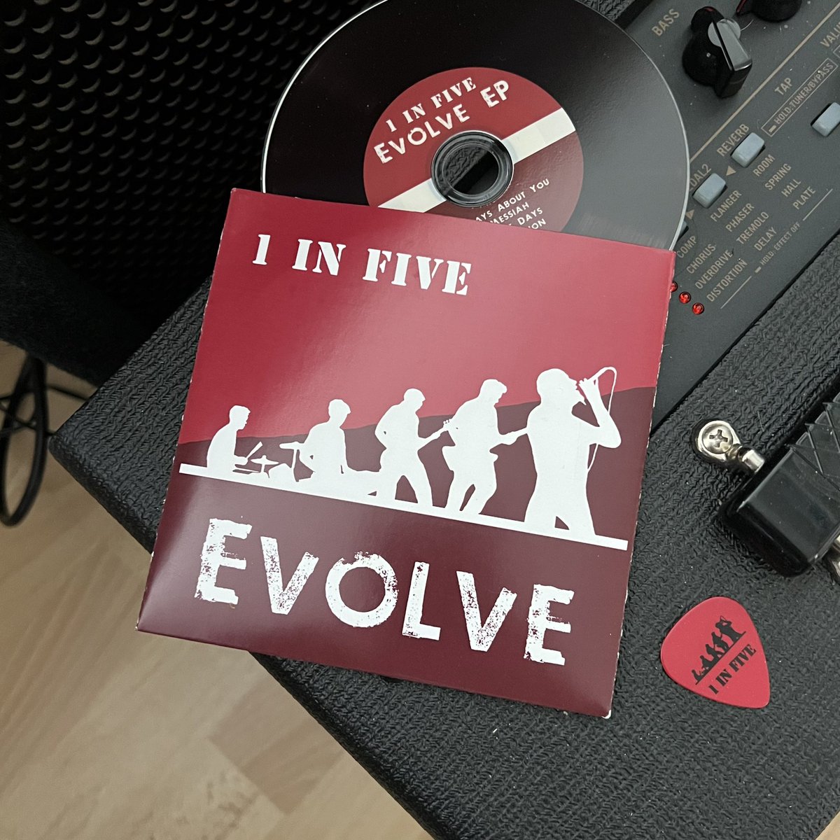 Got a whole day off to rehearse for the first time in forever and it’s serendipity that my @1inFiveHQ CD just turned up with what will be my plectrum for the day. How cool does this CD look btw?