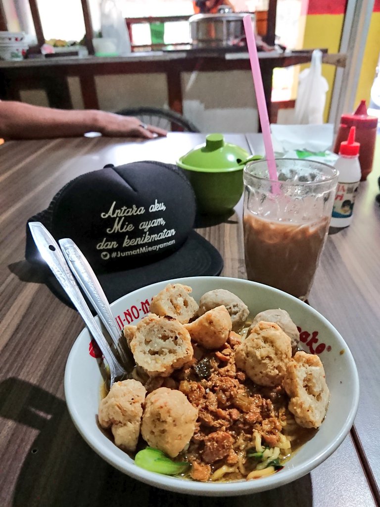 merapi_uncover's tweet photo. Mengawal perut kami ke Bakso &amp; Mie Ayam Dab Supri yg legend buat anak Sadhar. Sekarang lokasi di utara Realino, utk rasa manis, plus bakso goreng crunchy serta bakso yg legit maknyuslah. Mie ayam bakso dan esmilo 16k saja dah tidur nyenyak! 

 https://t.co/O28PlNpvEY|@NurSetoAji