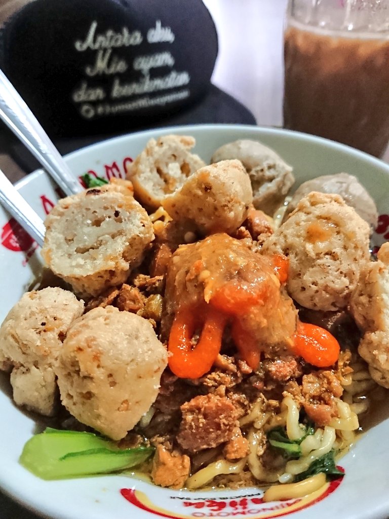 merapi_uncover's tweet photo. Mengawal perut kami ke Bakso &amp; Mie Ayam Dab Supri yg legend buat anak Sadhar. Sekarang lokasi di utara Realino, utk rasa manis, plus bakso goreng crunchy serta bakso yg legit maknyuslah. Mie ayam bakso dan esmilo 16k saja dah tidur nyenyak! 

 https://t.co/O28PlNpvEY|@NurSetoAji